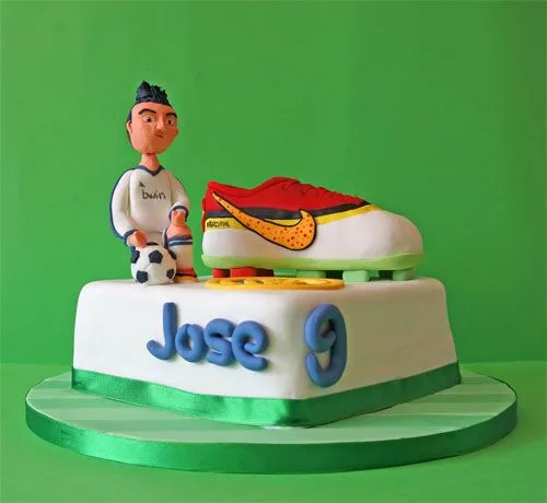 CR7, su bota, el Real Madrid y… ah! Si… un pastel, no ...