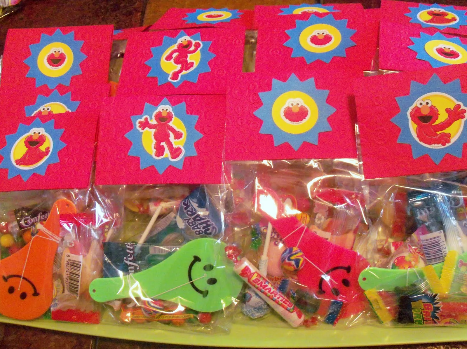 crafty dreams (so~nando manualidades): Quick ELMO treat bags ...