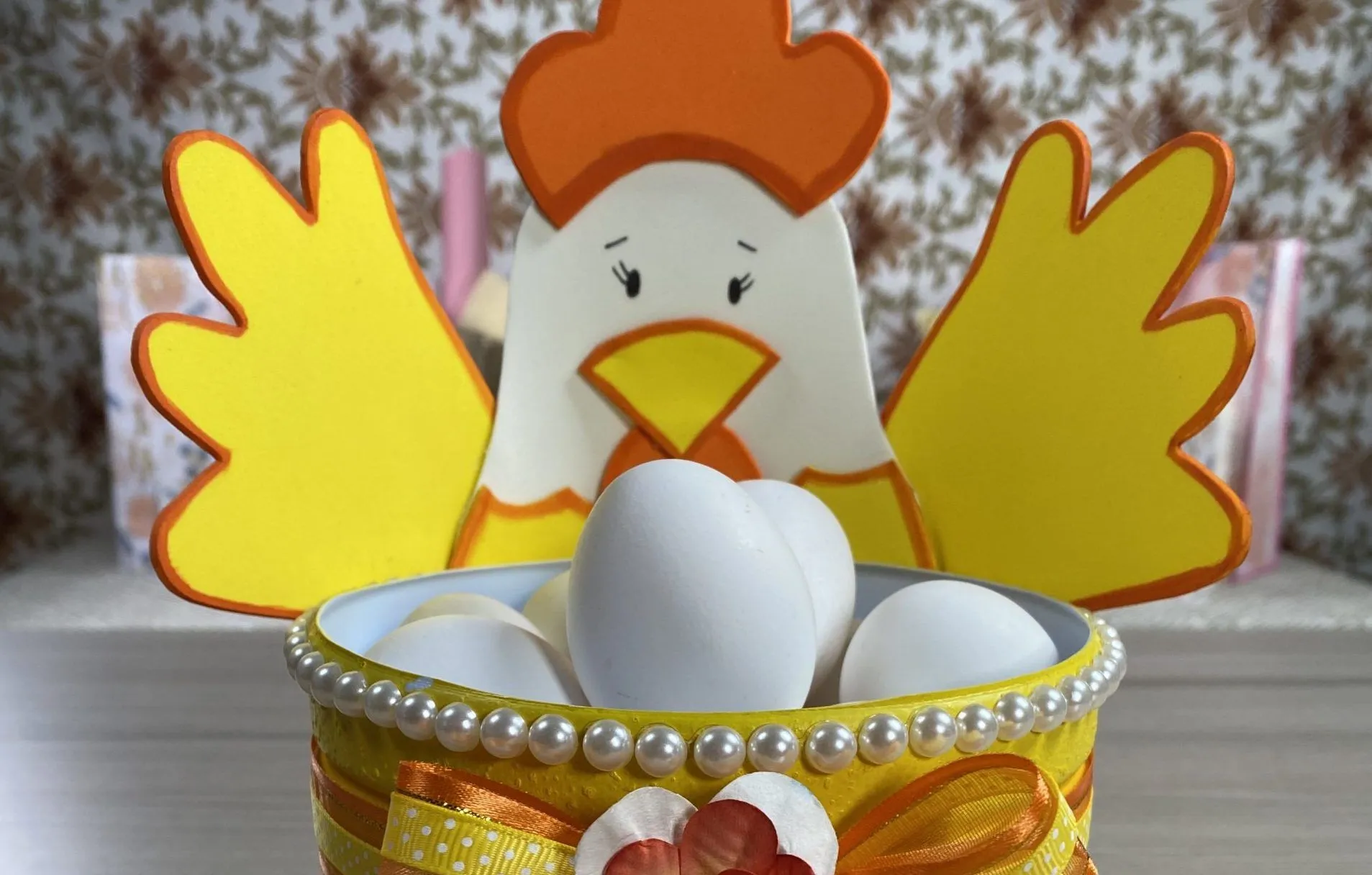 Crea un adorable portahuevos en forma de gallina para mamá — Entre Campeonas