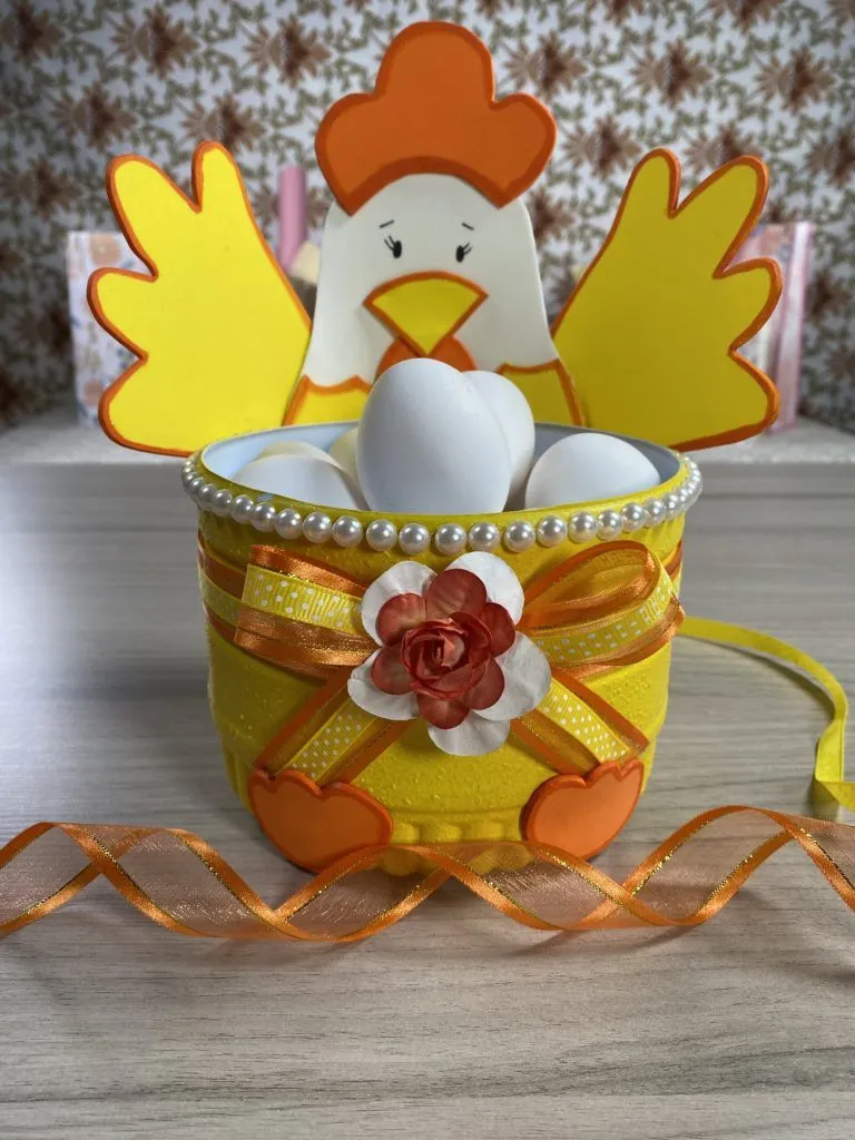 Crea un adorable portahuevos en forma de gallina para mamá — Entre Campeonas