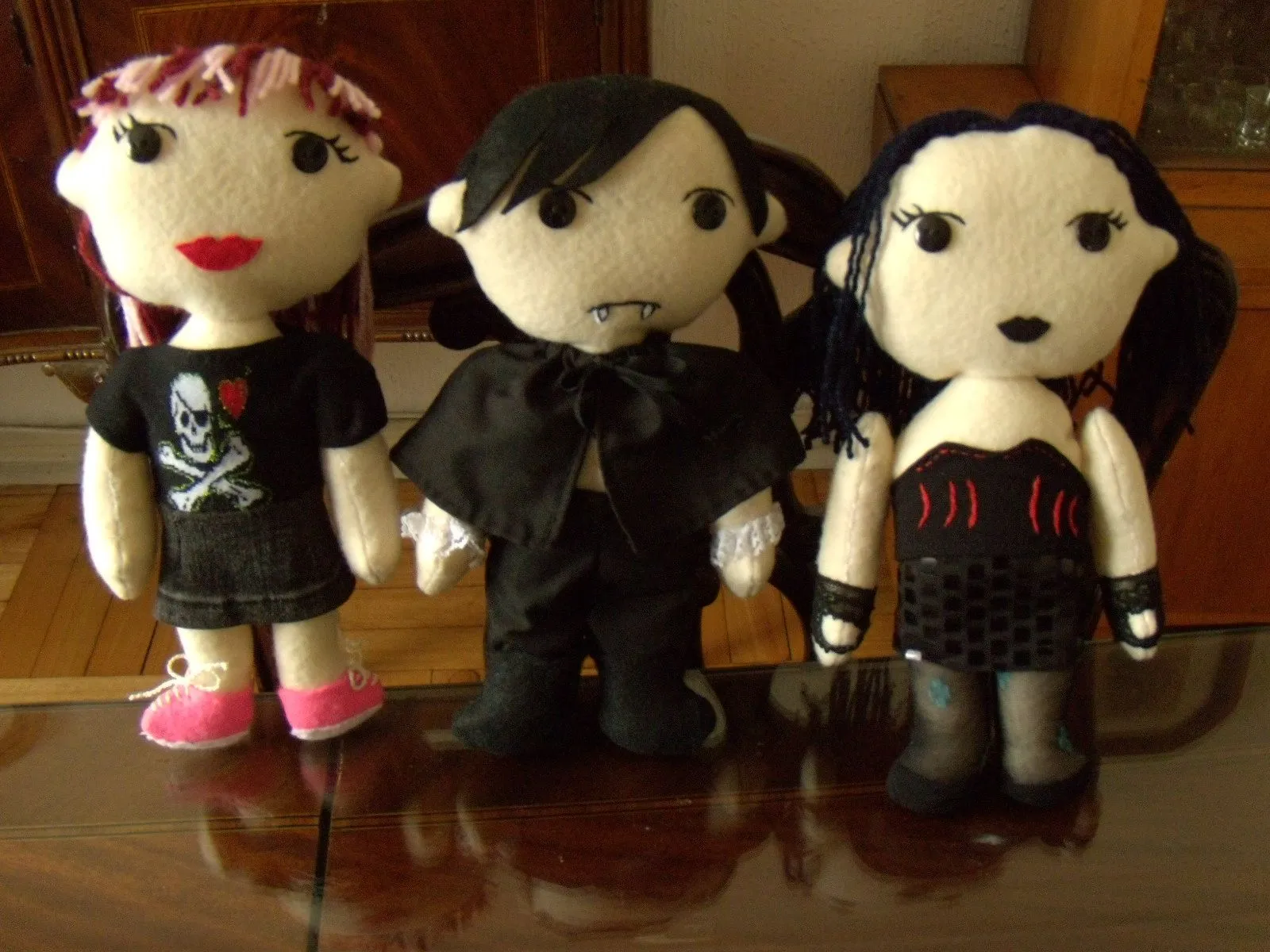 Creaciones Ariana: Muñequitos Tiernos Dark (2º trio)