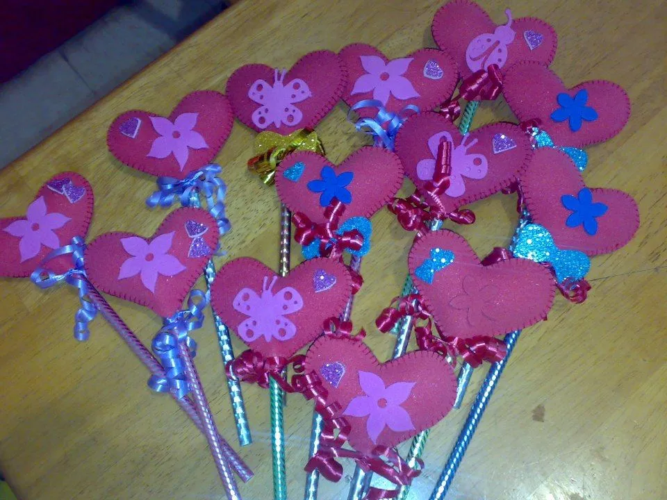 CREACIONES LUZMA: Lapicitos decorados con corazones de fomi ...