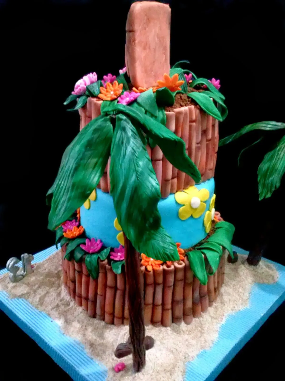 Creando en azucar: Torta Hawaiana con Totem