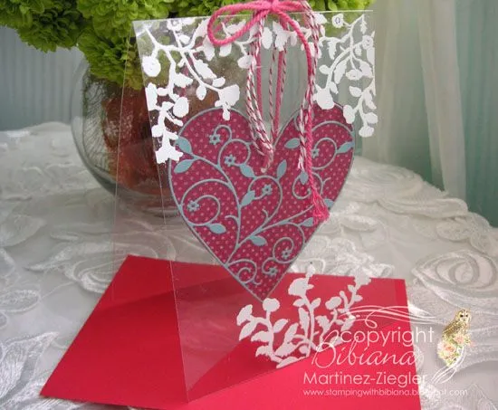 Corazon colgando en una terjeta de acetato para el día de san ...