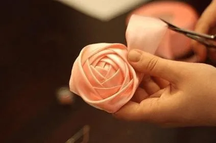 Como Puedo Crear: Rosas con Cintas. Tutorial