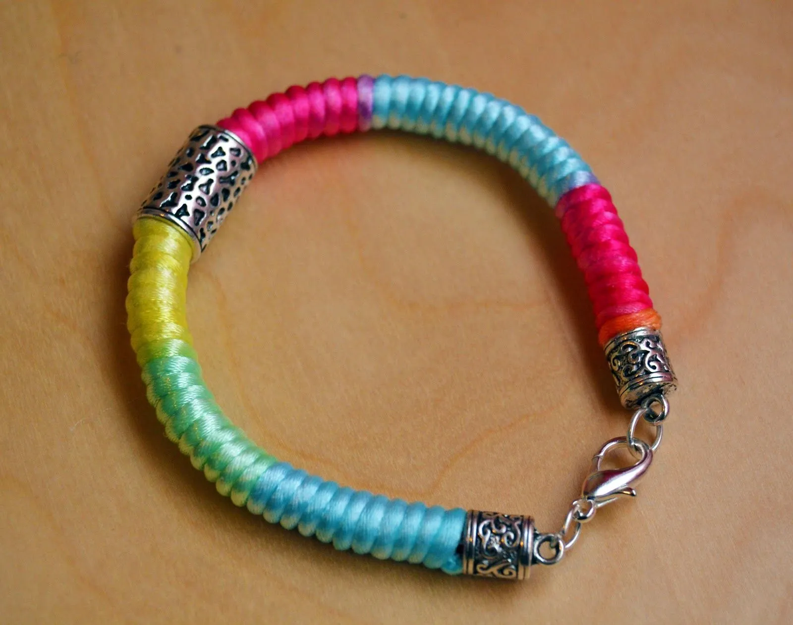 Cris Cositas, pulseras, collares, pendientes, llaveros... moda y ...