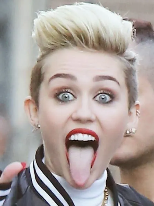 Cristo Rey te informa: Miley Cyrus dice que saca la lengua en las ...