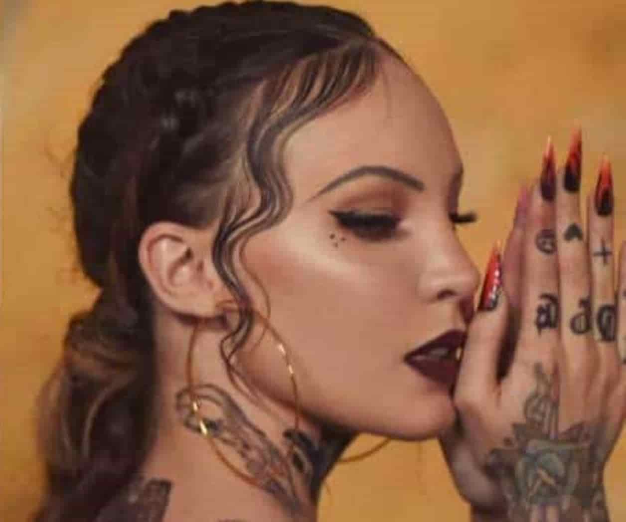 La critican por falsa chola