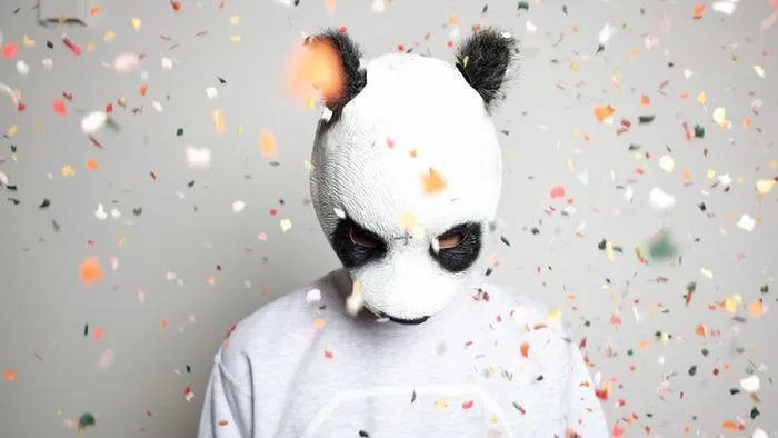 Cro - el rapero con la máscara de oso panda | PopXtra | DW.COM ...
