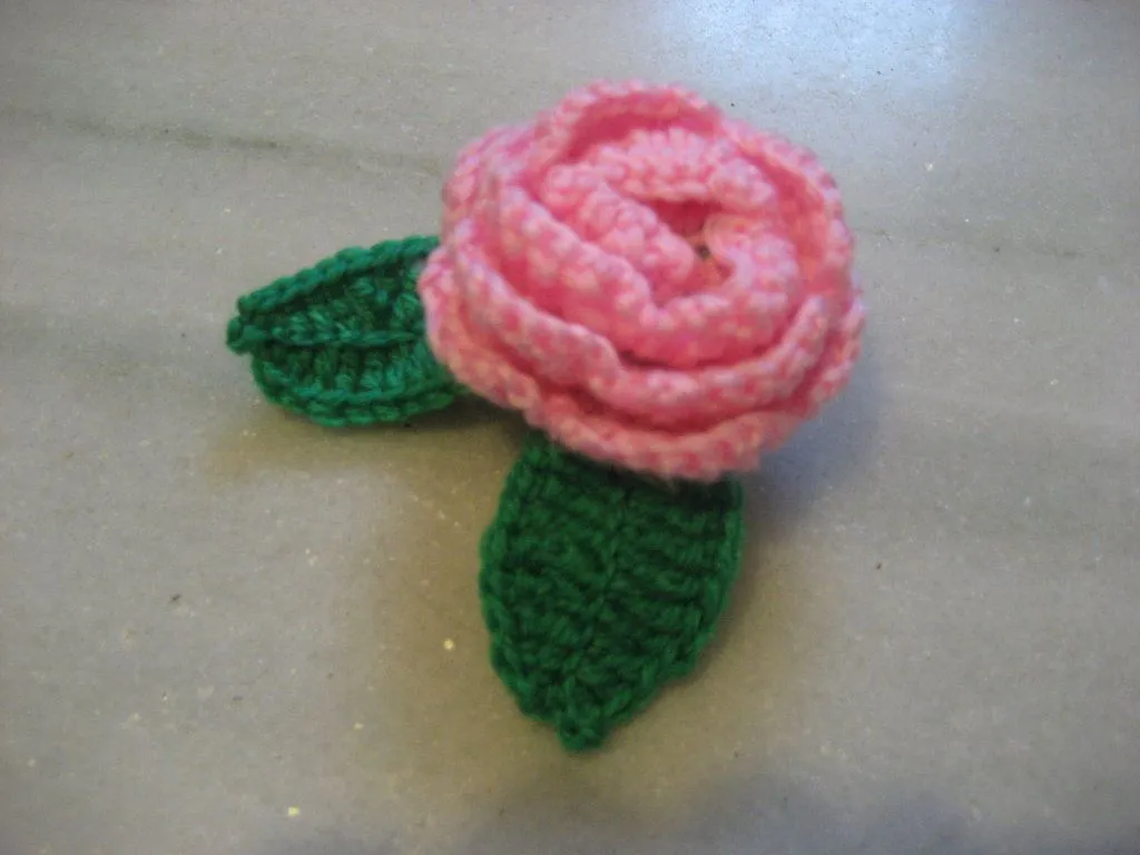 rosas a ganchillo o crochet | Aprender manualidades es facilisimo.