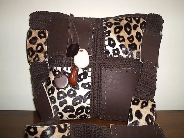 CARTERA CON CREMALLERA EN CUERO Y CROCHET ZEMGO DISENO- Artelista.com ...