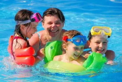 Cómo cuidar de los niños en la piscina | Ser padres es facilisimo.com