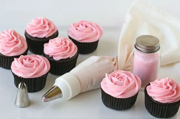 Cupcake Monday} How To Frost Cupcakes with a Beautiful Swirl ...