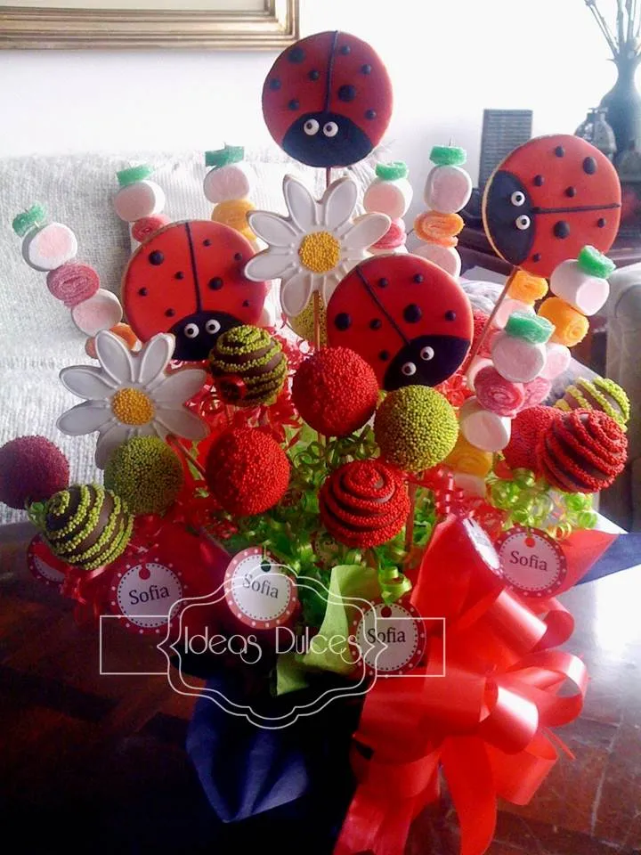 Cupcakes y Arreglo de Cake Pops, Galletas y Masmelos para el ...