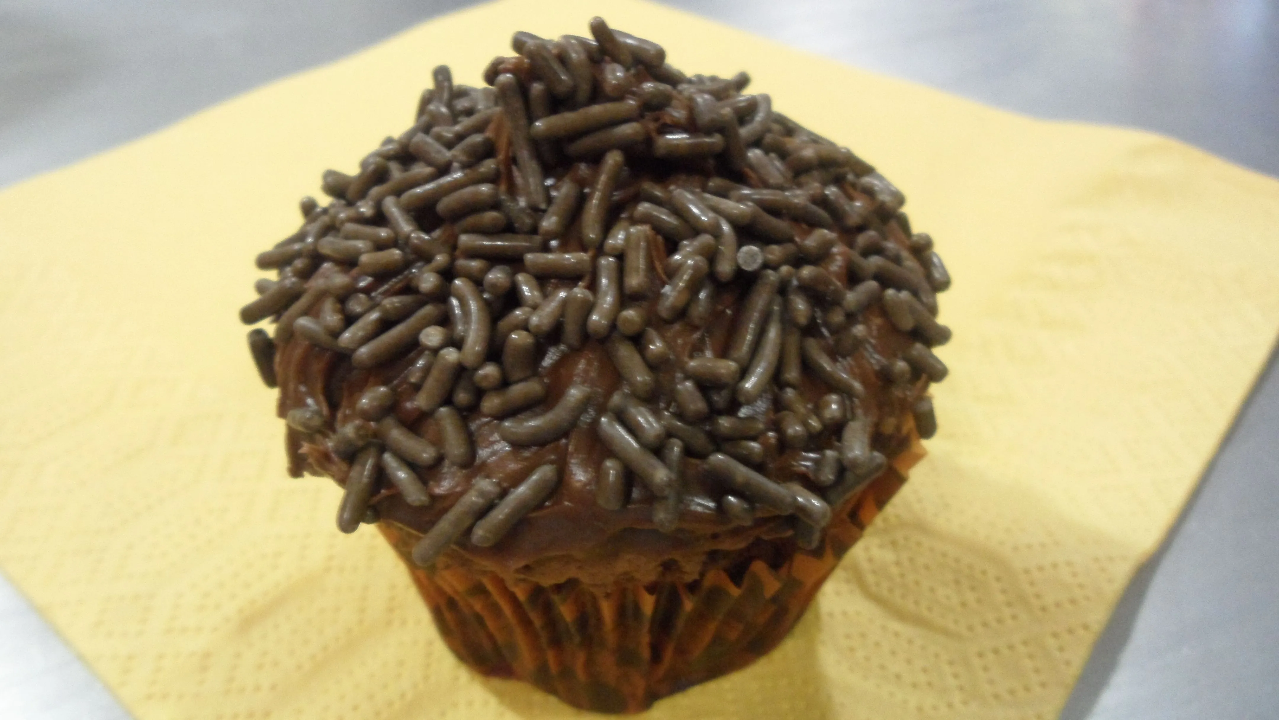 Cupcakes de Chocolate – con cobertura de masmelo y chocolate ...