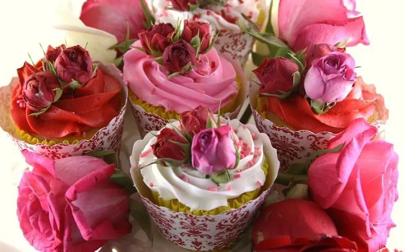 Cupcakes para San Valentín con flores comestibles - Recetín