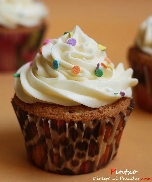 Cupcakes de vainilla con frosting de coco. Receta