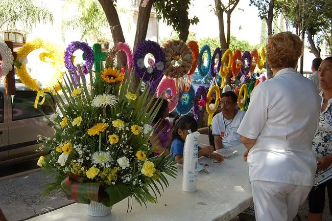Dan curso para hacer coronas de muertos