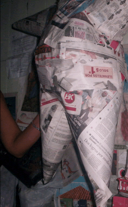 Te mostramos la piñata ya forrado de papel periódico.