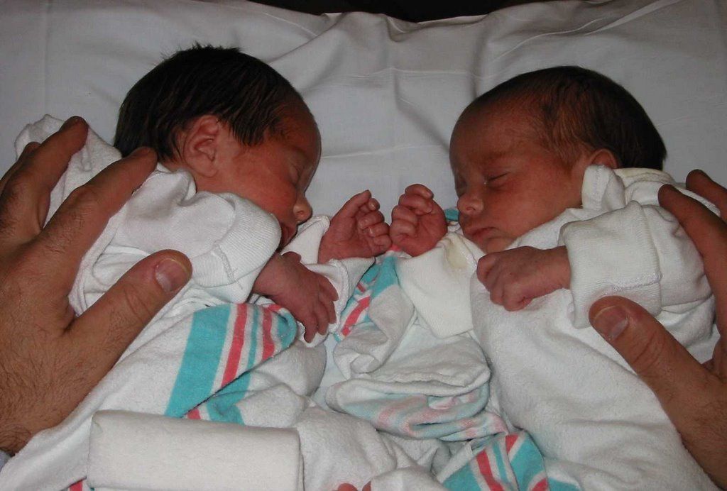 Da a luz a gemelas multimillonaria de 53 años en #Suiza https://t.co/uslO0UbLKp