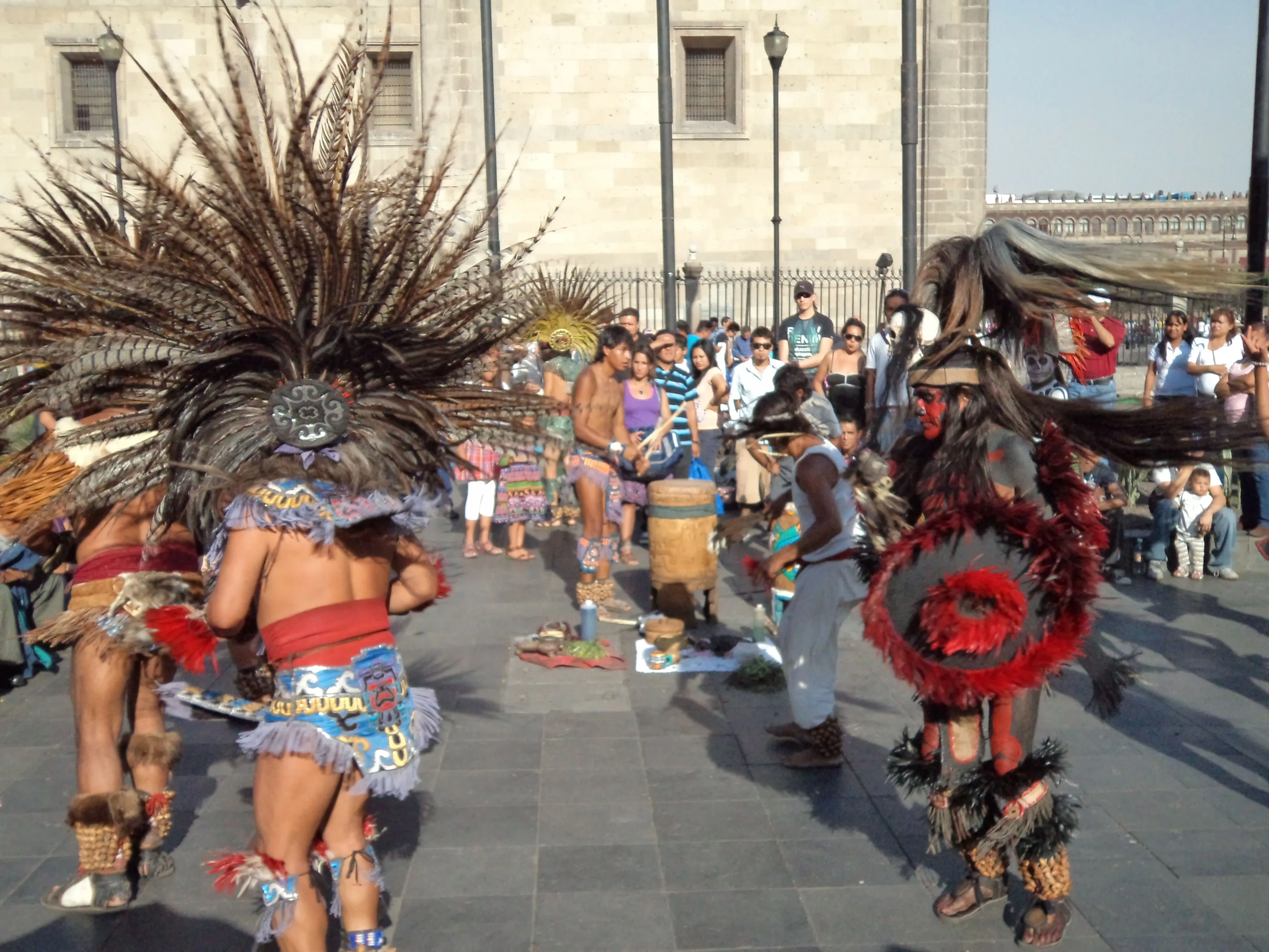 La danza prehispánica sobrevive en el zócalo capitalino ...