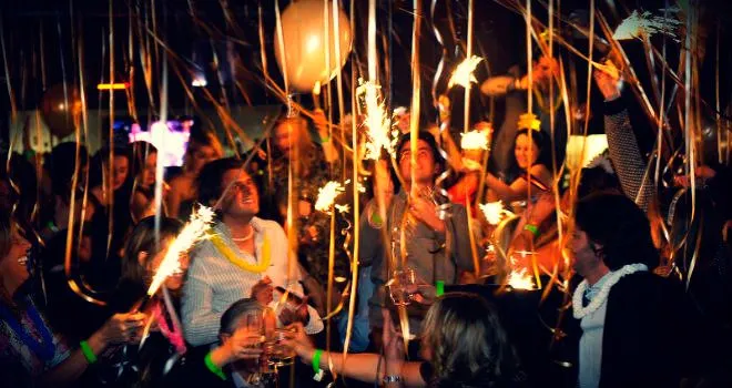 8 Cosas que no debes hacer en la fiesta de fin de año de tu ...