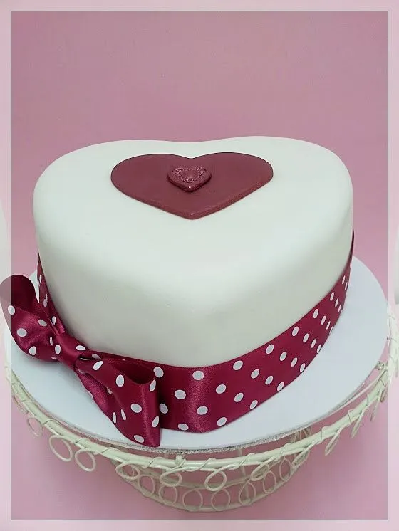 Decake: PASO A PASO PARA CUBRIR UNA TARTA CON FONDANT EN BASE ...