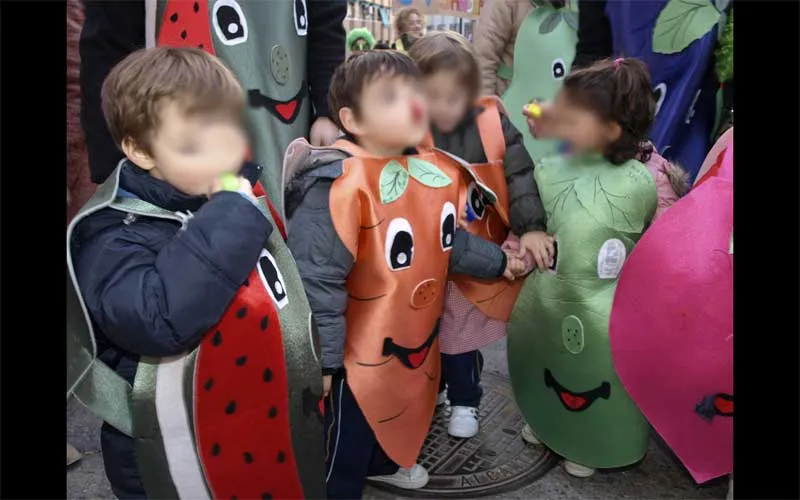  ... decidimos salir a la calle con los niños vestidos de Frutas