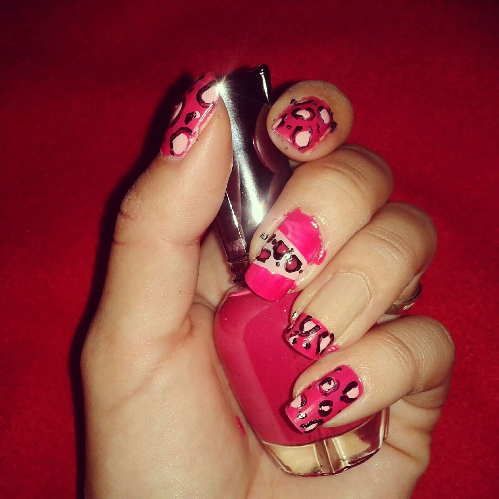 Confidencias de chicas: Decoración de uñas; animal print en rosa.