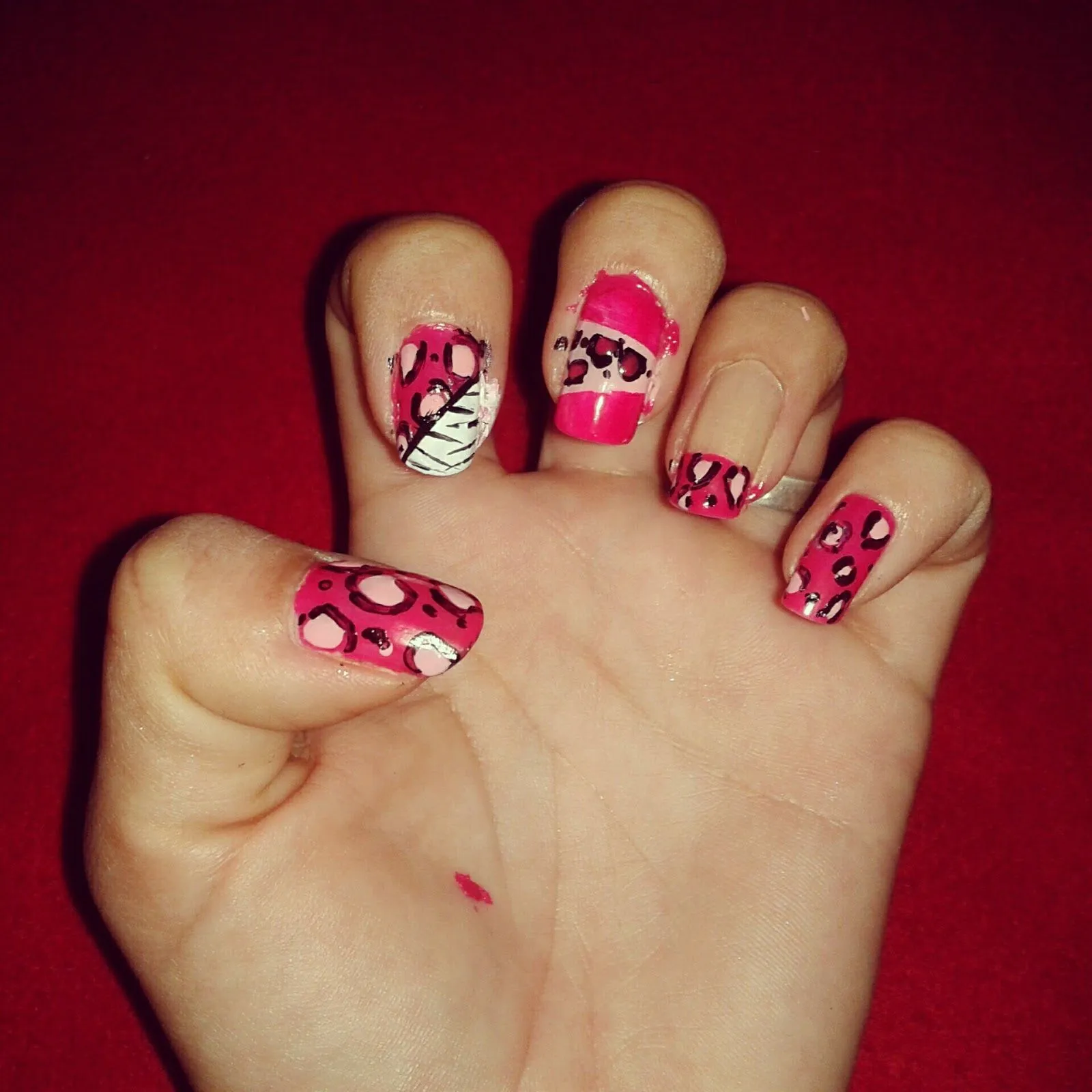 Confidencias de chicas: Decoración de uñas; animal print en rosa.