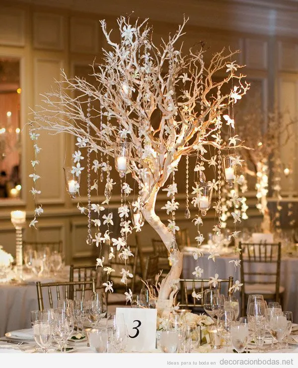 Decoración de boda, centro de mesa con ramas de árbol y luces ...