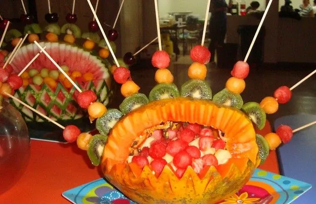 Decoracion con brochetas de fruta - Imagui