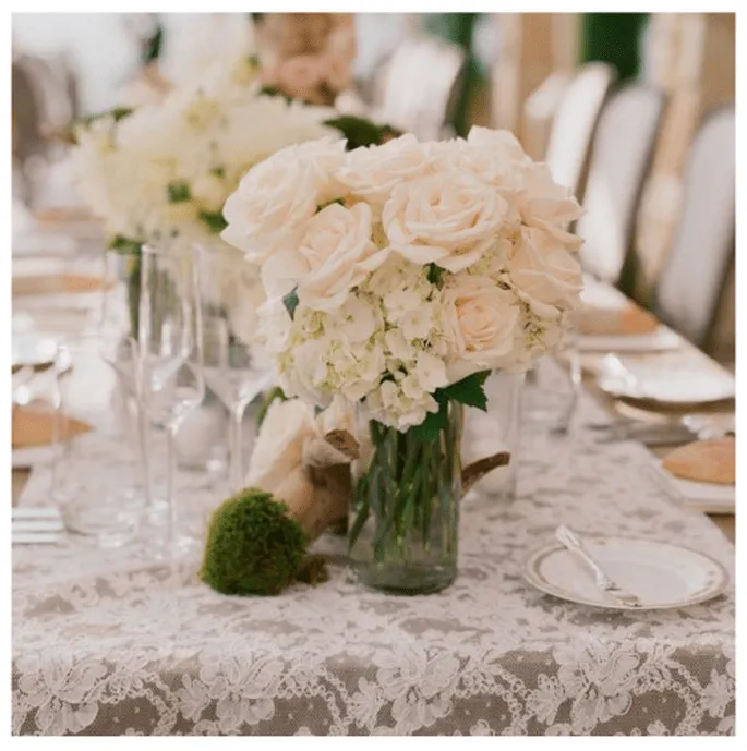 Decoración: centros de mesa con flores y accesorios para tu boda