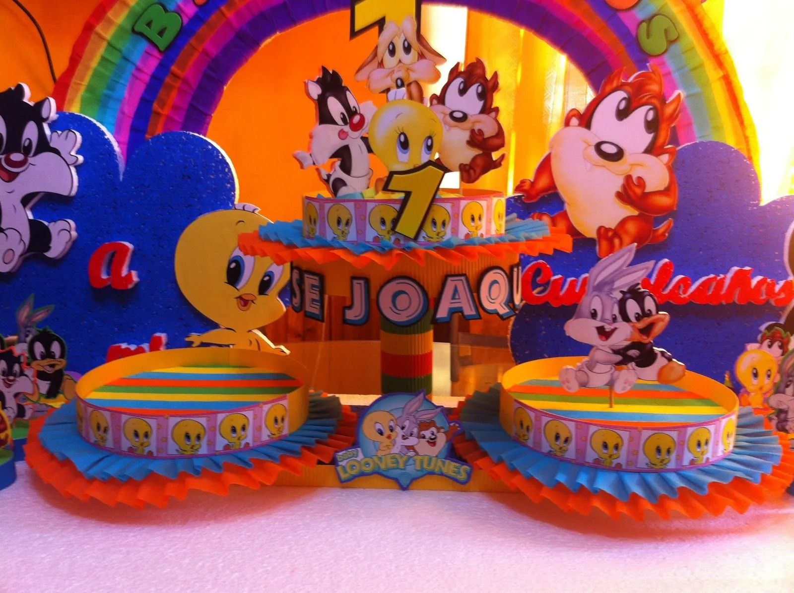 Decoración de cumpleaños looney tunes bebés - Imagui