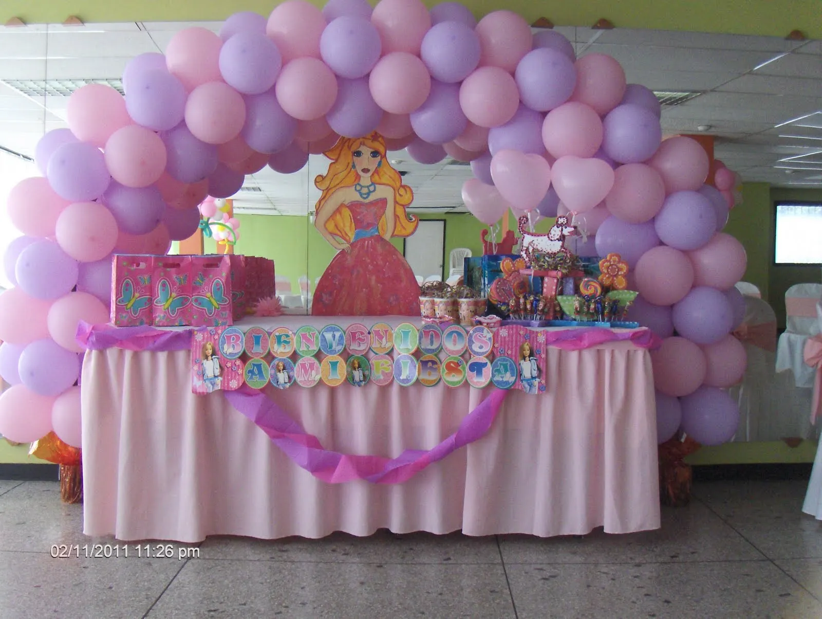 Decoración de fiestas infantiles con globos de barbie - Imagui