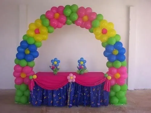 Decoración con globos y adornos para fiestas infantiles y ...