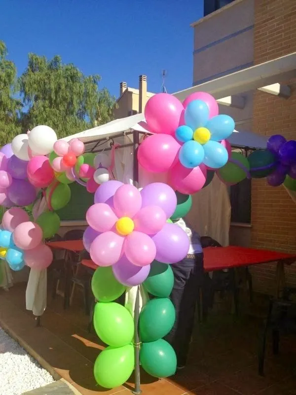 Decoracion con globos: arco con flores y mariposas | Manualidades ...