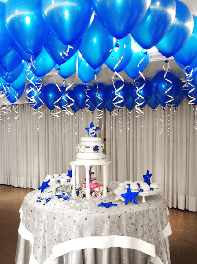 decoración con globos azules sobre la torta | Globos | Pinterest ...