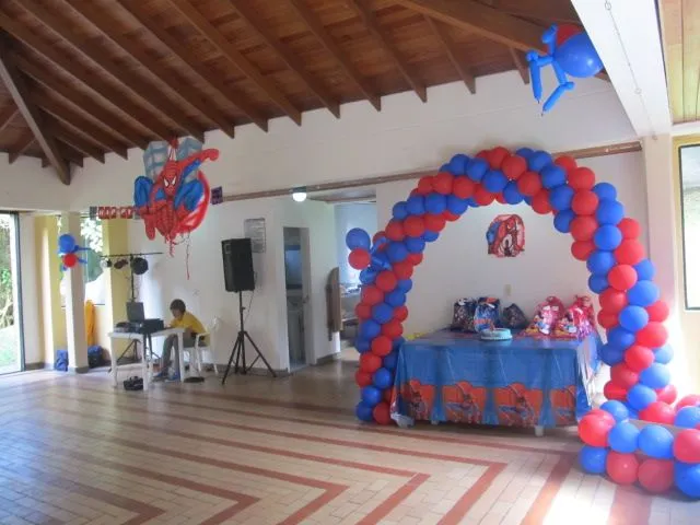 DECORACION DE GLOBOS DEL HOMBRE ARAÑA | Fiestas tematicas ...