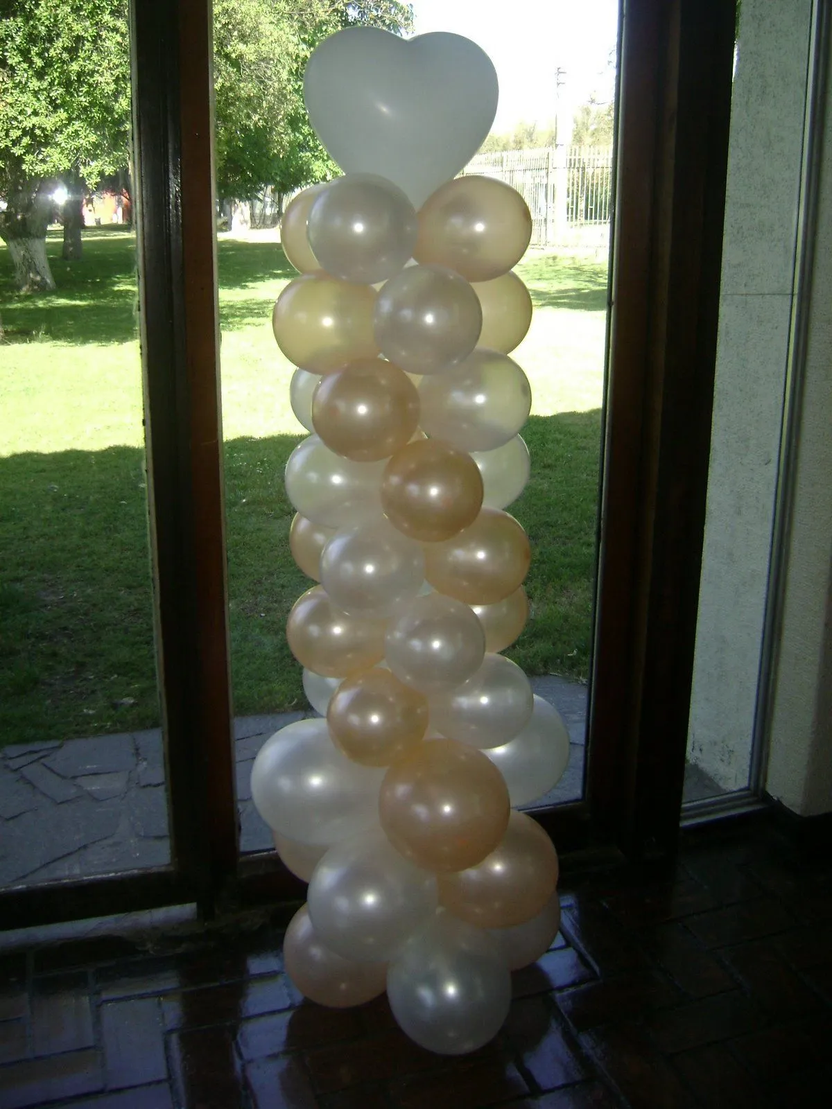 Decoracion con Globos: Pilar con corazon