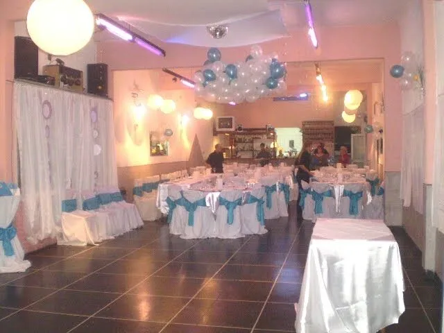 Decoración de salon con telas y globos - Imagui