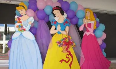 DECORACIÓN CON TELAS Y GLOBOS CON LAS PRINCESAS : LAS FIESTAS ...