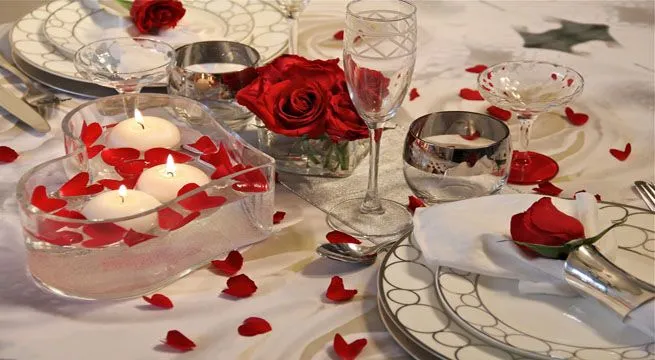 Decorar la mesa para una cena romántica