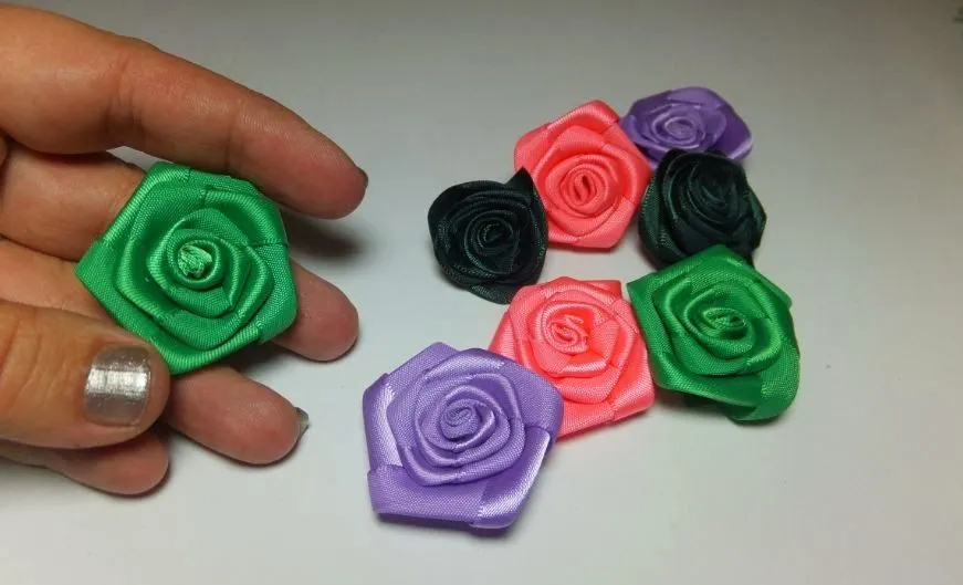 Decorate tu misma.: Flores de lazo de raso, con videotutorial.