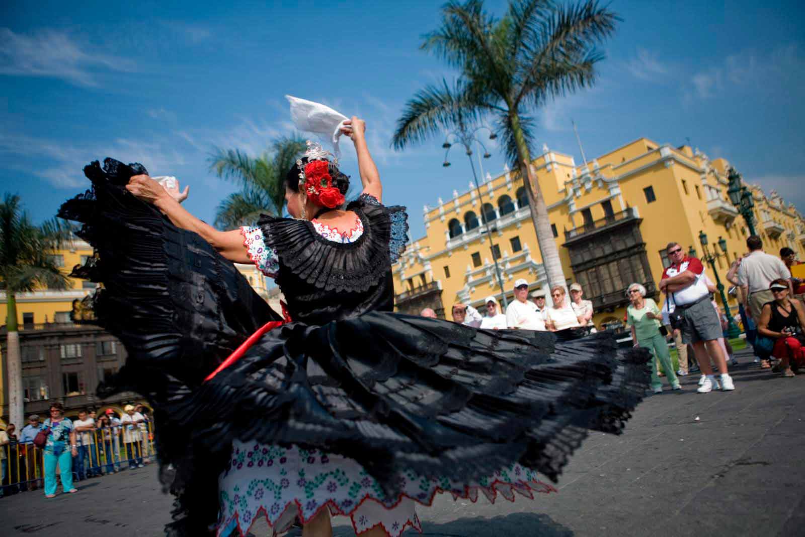 Déjate cautivar por el ritmo y encanto de la marinera | Y tú qué planes?