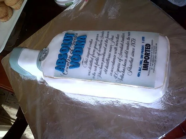 Deliantojo Reposteria Hecha Arte: TORTAS EN FORMA DE BOTELLAS