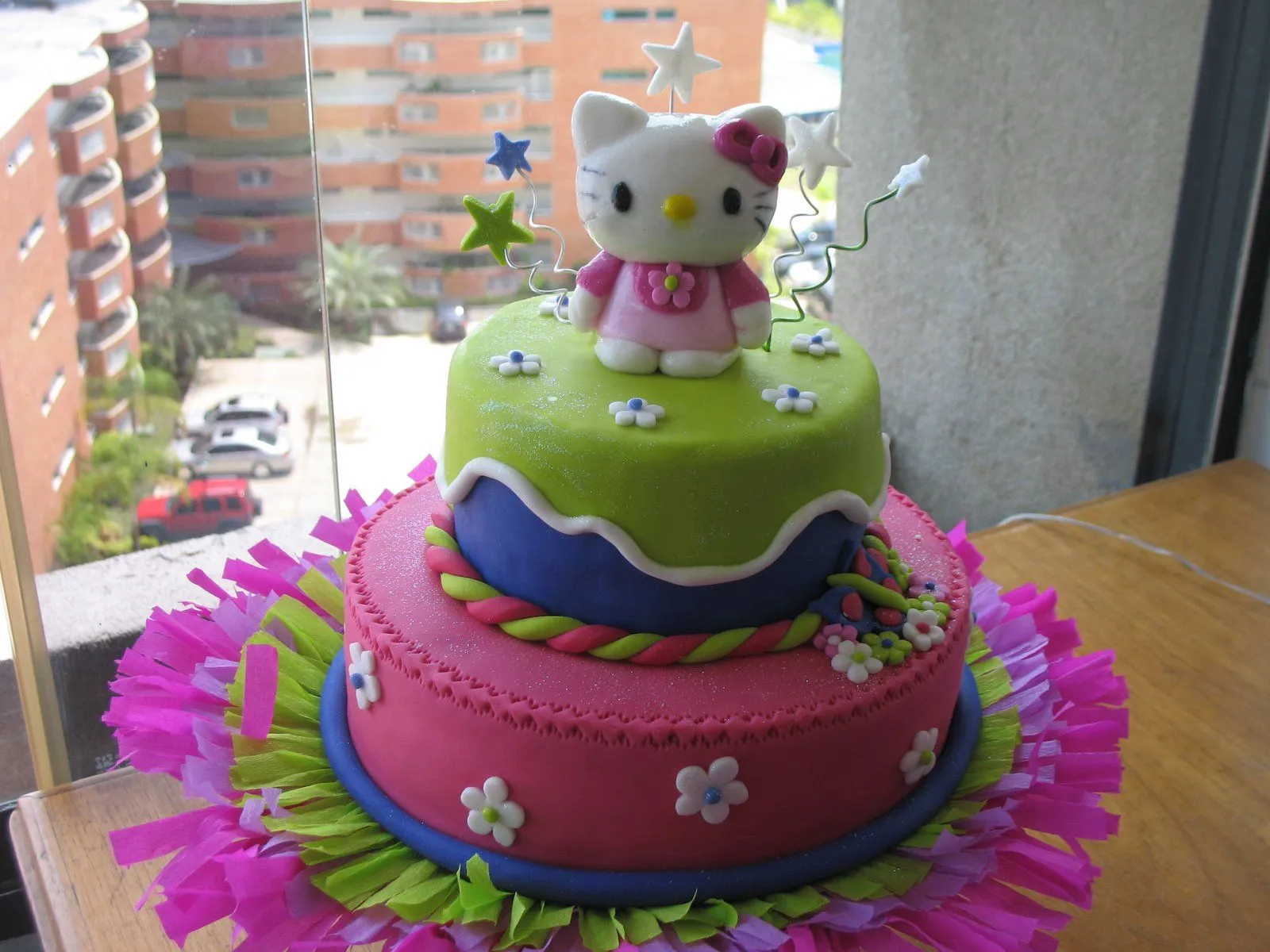 Delicias Caseras: Torta de 2 pisos con Hello Kitty modelada