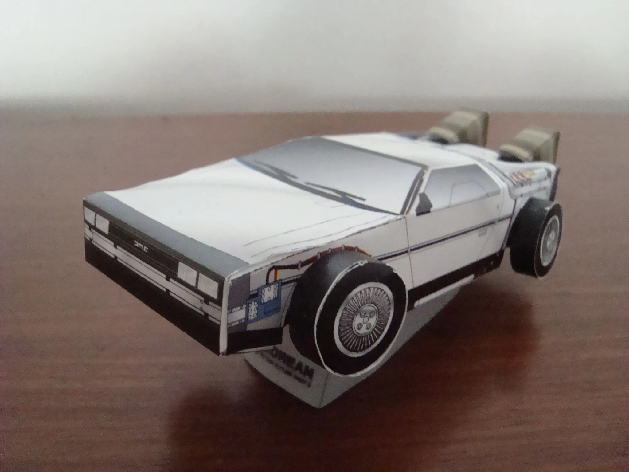 Delorean “De volta para o futuro” em papercraft | victorsj