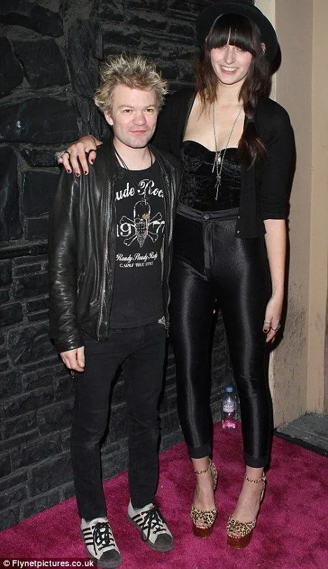 Deryck Whibley's girlfriend has 'sum' height as she kisses Avril ...