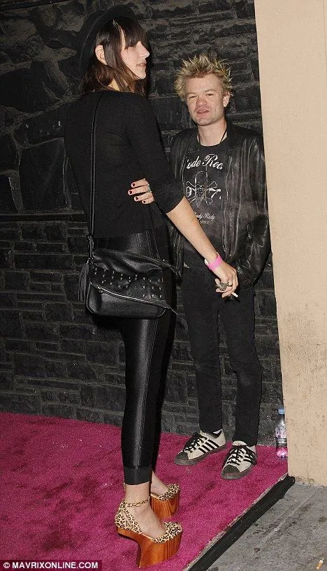 Deryck Whibley's girlfriend has 'sum' height as she kisses Avril ...